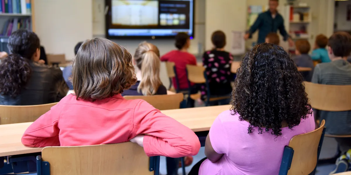 A definição de 35 horas como o piso semanal busca padronizar e qualificar a oferta de tempo integral no país.