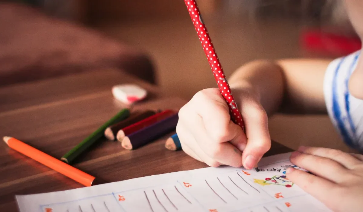 Discutir a importância da participação das famílias e da comunidade escolar na implementação das novas metodologias.