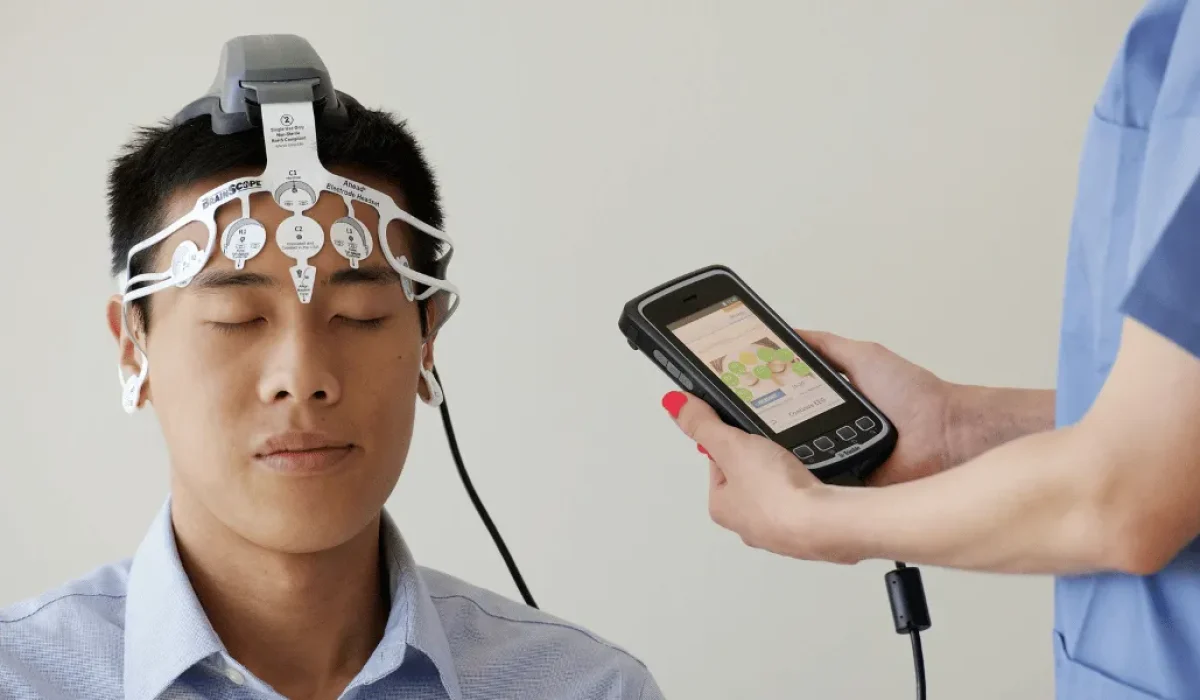 O dispositivo, apelidado de "Aurora Link", assemelha-se a uma elegante tiara ou fone de ouvido discreto.