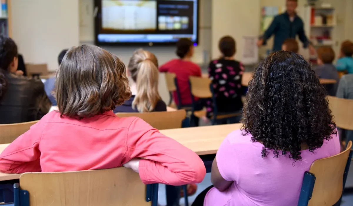 A definição de 35 horas como o piso semanal busca padronizar e qualificar a oferta de tempo integral no país.