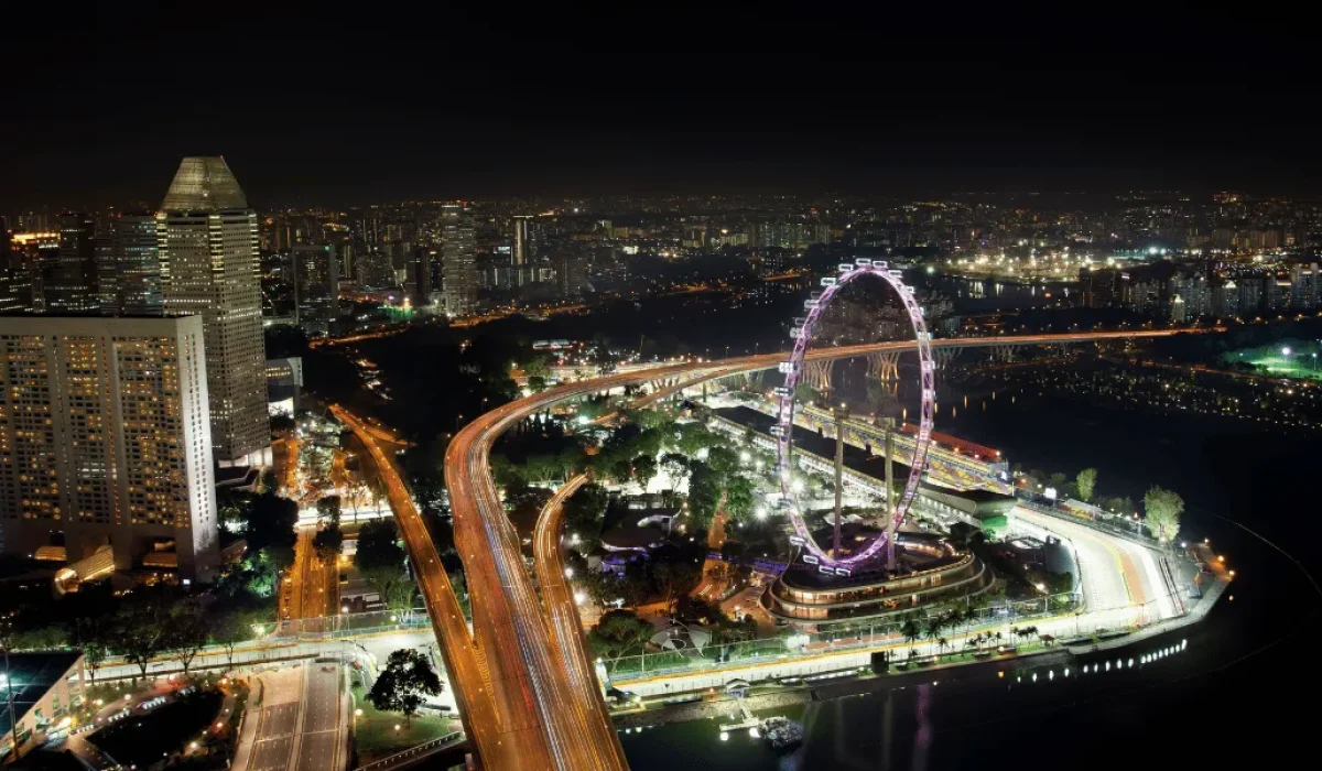 F1 2025: Russell Brilha em Singapura, McLaren Garante Título de Construtores